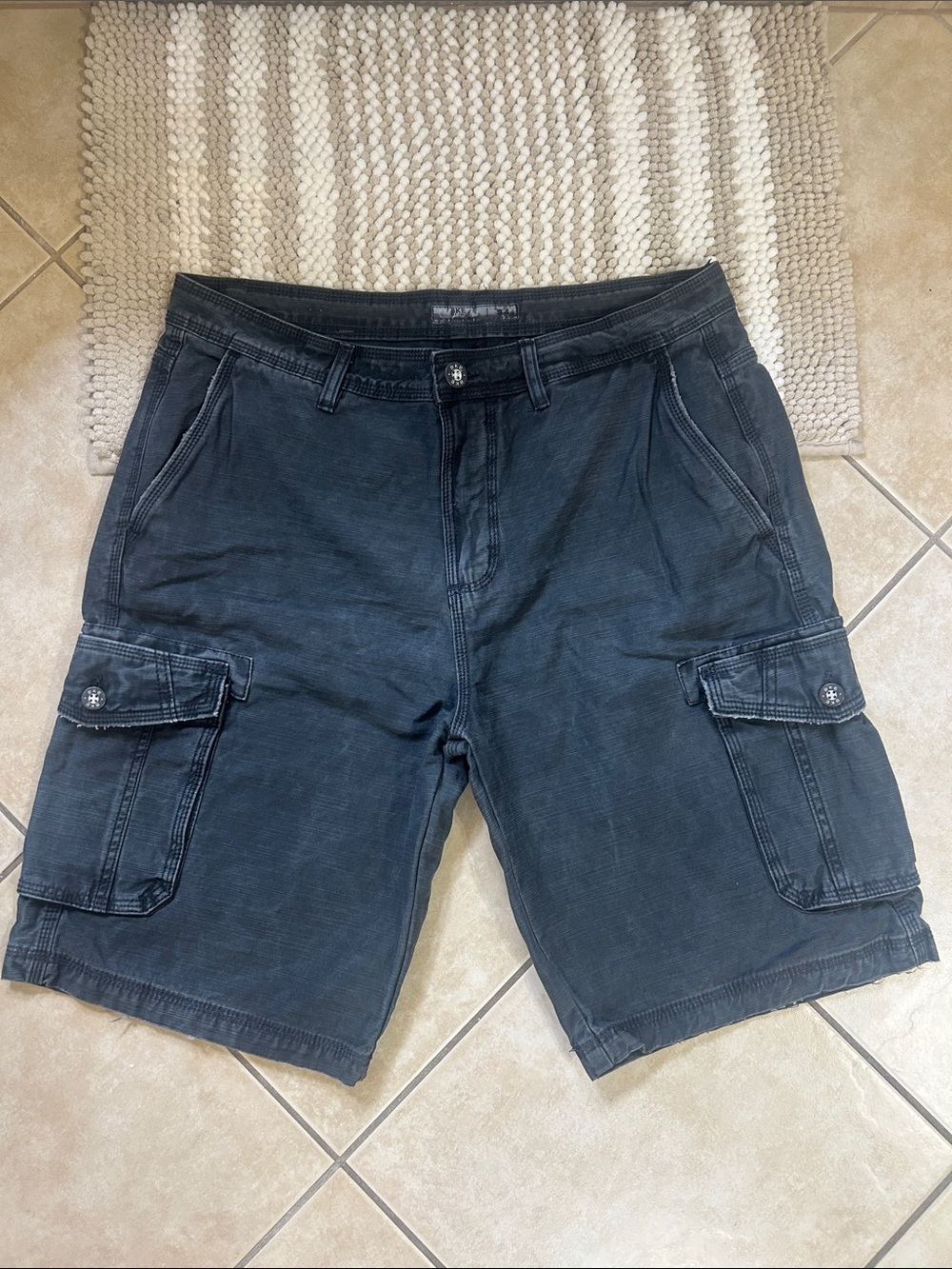 BKE Men's Dark Gray Cargo Shorts with Side Pockets